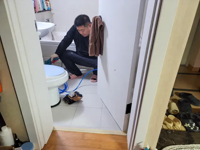 욕실 방수 취약 부위를 확인하는 시공 현장