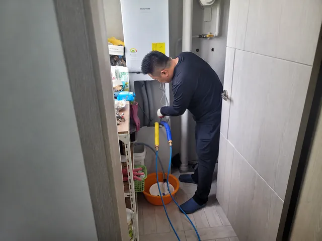 난방배관 누수 구간을 찾아 보수하는 현장
