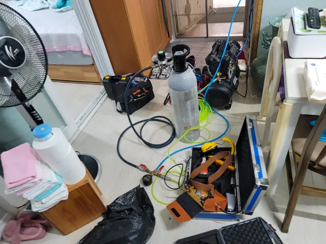 마루 아래 누수 원인 확인을 위한 탐지 장비